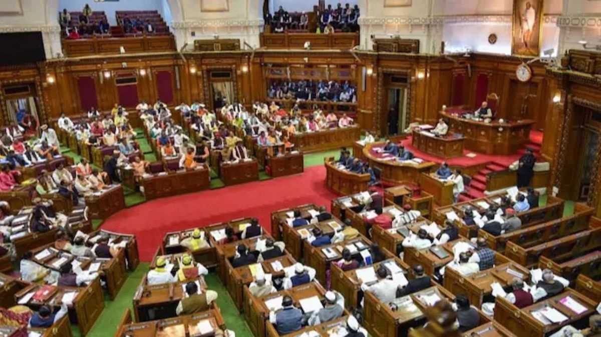 विधानसभा में गुटखा खाकर थूकने पर विधानसभा अध्यक्ष नाराज विधानसभा में गुटखा खाकर थूकने पर विधानसभा अध्यक्ष नाराज